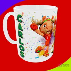 Taza sublimada con la mascota alce del Mundial 2026 celebrando con confeti y nombre Carlos