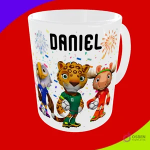 Mug sublimado con las tres mascotas (águila, jaguar, alce) con balones en estadio y el nombre Daniel
