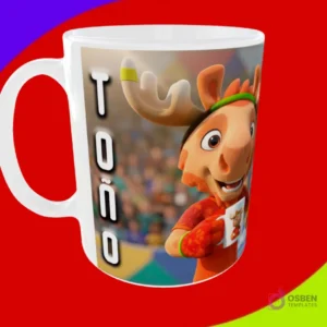 Taza sublimada con la mascota alce y el nombre Toño escrito verticalmente, sobre un fondo de estadio