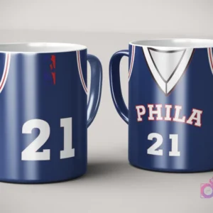 Par de tazas de sublimación con diseño de jersey azul, rojo y blanco de Philadelphia 76ers, número 21, con logotipo NBA, sobre fondo gris claro.