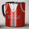 Taza de sublimación individual con diseño de jersey rojo de Chicago Bulls, número 8, con logo Nike y asa negra, sobre fondo gris claro.