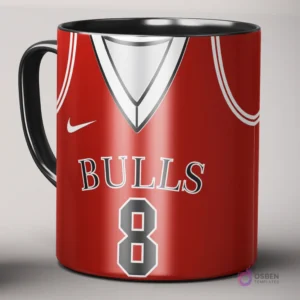 Taza de sublimación individual con diseño de jersey rojo de Chicago Bulls, número 8, con logo Nike y asa negra, sobre fondo gris claro.
