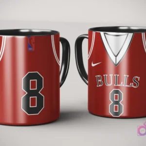 Par de tazas de sublimación con diseño de jersey rojo de Chicago Bulls, número 8, con logo Nike, logotipo NBA y asas negras, sobre fondo gris claro.