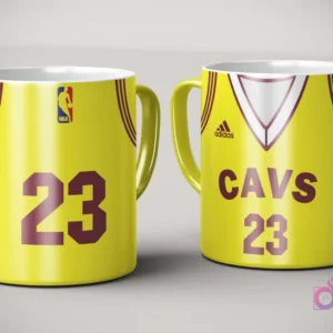 Par de tazas de sublimación con diseño de jersey amarillo y granate de Cleveland Cavaliers, número 23, con logo Adidas y logotipo NBA, sobre fondo gris claro.