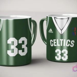 Par de tazas de sublimación con diseño de jersey verde y blanco de Boston Celtics, número 33, con logo Adidas y logotipo NBA, sobre fondo gris claro.