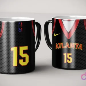 Par de tazas de sublimación con diseño de jersey negro y rojo de Atlanta Hawks, número 15, con logo Nike y logotipo NBA, sobre fondo gris claro.