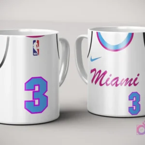 Par de tazas de sublimación con diseño de jersey blanco con detalles rosados y azules de Miami Heat, número 3, con logo Nike y logotipo NBA, sobre fondo gris claro.