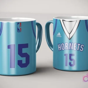 Par de tazas de sublimación con diseño de jersey turquesa y morado de Charlotte Hornets, número 15, con logo Adidas y logotipo NBA, sobre fondo gris claro.