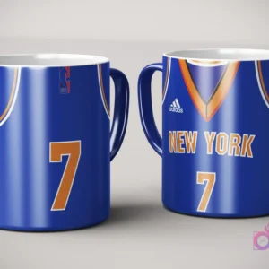 Par de tazas de sublimación con diseño de jersey azul y naranja de New York Knicks, número 7, con logo Adidas y logotipo NBA, sobre fondo gris claro.