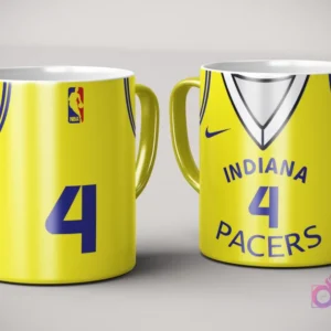 Par de tazas de sublimación con diseño de jersey amarillo y azul de Indiana Pacers, número 4, con logo Nike y logotipo NBA, sobre fondo gris claro.