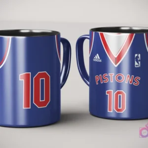 Par de tazas de sublimación con diseño de jersey azul y rojo de Detroit Pistons, número 10, con logo Adidas y logotipo NBA, sobre fondo gris claro.