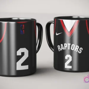 Par de tazas de sublimación con diseño de jersey negro y rojo de Toronto Raptors, número 2, con logo Nike y logotipo NBA, sobre fondo gris claro.