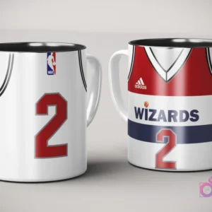 Par de tazas de sublimación con diseño de jersey blanco, rojo y azul de Washington Wizards, número 2, con logo Adidas y logotipo NBA, sobre fondo gris claro.