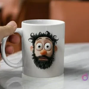 Mano sosteniendo una taza blanca con un diseño 3D de la cabeza de un padre barbudo con pelo alborotado y expresión de asombro, ojos grandes y redondos.