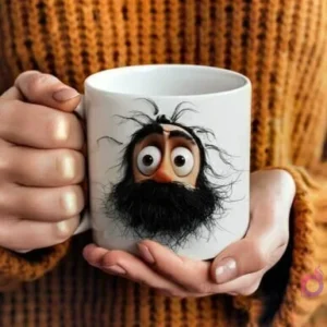 Manos sosteniendo una taza blanca con un diseño 3D de un padre barbudo con pelo extremadamente desordenado y una barba muy voluminosa, ojos grandes y expresivos.