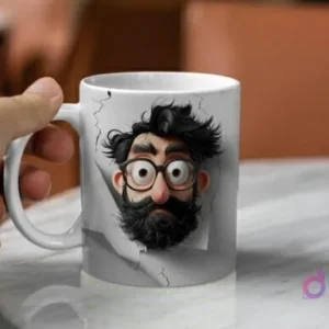 Mano sosteniendo una taza de café blanca con un diseño 3D de la cabeza de un padre barbudo con pelo alborotado y gafas, saliendo de una superficie rota.