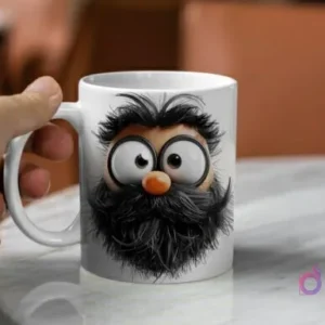 Mano sosteniendo una taza blanca con un diseño 3D de la cabeza de un padre barbudo con pelo alborotado, barba muy voluminosa, nariz grande y ojos saltones.