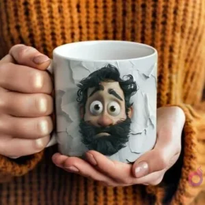 Manos sosteniendo una taza blanca con un diseño 3D de un padre barbudo con expresión de sorpresa, emergiendo de un efecto de papel rasgado en la superficie de la taza.