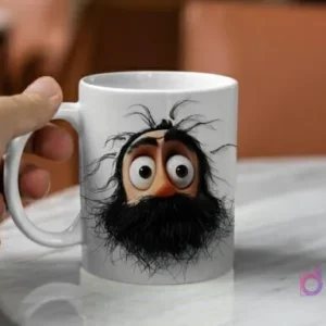 Mano sosteniendo una taza blanca con un diseño 3D de la cabeza de un padre barbudo con pelo muy revuelto, barba grande y expresión de sorpresa, ojos grandes y redondos.