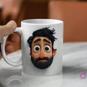Mano sosteniendo una taza blanca con un diseño 3D de la cabeza de un padre barbudo con expresión de tristeza y barba cuidada, emergiendo de la superficie.