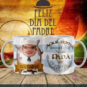 Taza sublimada para el Día del Padre con diseño de papá marinero sonriente, gorro de marinero y timón, sobre fondo rústico con el texto 'Feliz Día del Padre' y 'Aquí toma el Mejor Papá del Mundo'.