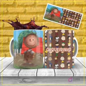 Diseño de sublimación para taza del personaje Pigpen (Chiqueirinho) de Peanuts, con el personaje sucio y feliz y un patrón de personajes de fondo marrón.