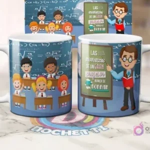 Mug sublimado con diseño de profesor con anteojos y estudiantes en aula, con frase 'Las enseñanzas de un gran profesor nunca se borran' sobre fondo de fórmulas.