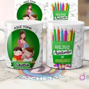 Mug sublimado para profesora con personaje femenino, texto 'Aquí Toma Claudia' y 'La Mejor Asistente de Educación', similar al diseño masculino.