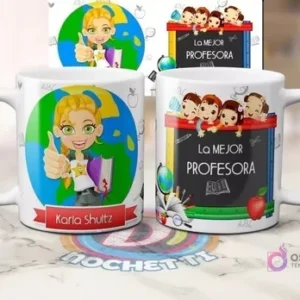 Mug sublimado con profesora 'Karla Shutz' haciendo pulgar arriba y globo terráqueo, y otro con niños y 'La Mejor Profesora'.