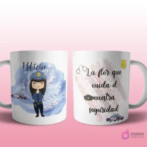 Mug mockup con diseño de profesora caricaturizada de cabello oscuro con gafas y bata, señalando una pizarra, sobre fondo abstracto azul y rosa con brillos y frase 'La flor que nos da lecciones de vida', con íconos de escuela y búho.