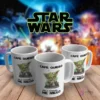 Taza blanca de café con diseño de Baby Yoda (Grogu) y frase 'Café quiero, sino a trabajar me niego' en fuente verde sobre mesa de madera y fondo Star Wars.