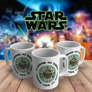 Taza blanca de café con diseño de Baby Yoda con logo de café Starbucks parodia y la frase 'No dormir no quiero, tomar café yo debo' en estilo de Yoda, sobre fondo Star Wars.