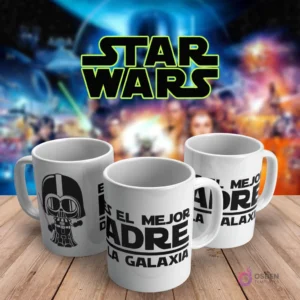 Taza blanca de café con diseño chibi de Darth Vader y la frase 'Es el mejor padre de la galaxia', con logotipo de Star Wars, sobre fondo Star Wars.