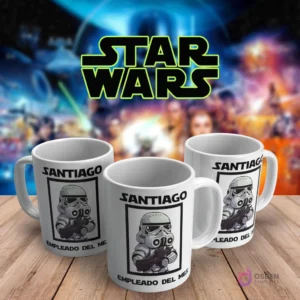 Taza blanca de café con diseño de Stormtrooper de Star Wars y el nombre 'Santiago' y la frase 'Empleado del Mes' sobre mesa de madera y fondo Star Wars.
