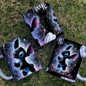 Tazas con diseños de Stitch Black Galaxia, resaltando a Stitch de pie en un patrón de estrellas y fondo morado/azul, ideal para sublimación.