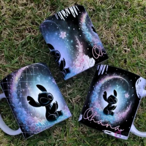 Muestra de tazas con Stitch Black sentado, rodeado de elegantes motivos florales cósmicos en tonos pastel, sobre fondo negro y verde pasto.