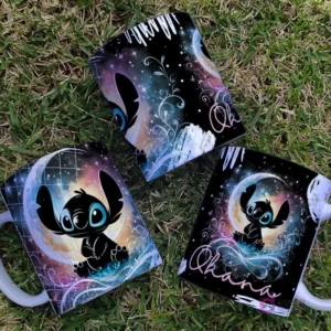 Diseños de tazas mostrando a Stitch Black sentado sobre una luna creciente, con un fondo de galaxia multicolor y 