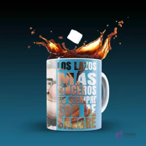 Taza blanca sublimada con Carl Fredricksen de Up y la frase 'Los lazos más sinceros no siempre son de sangre' en letras modernas, con splash de café y cubo de azúcar, sobre fondo azul oscuro.
