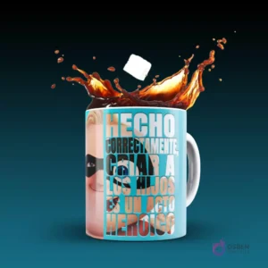 Taza blanca sublimada con Mr. Increíble y la frase 'Hecho correctamente, criar a los hijos es un acto heroico' en letras estilizadas, con simulación de café derramado y cubo de azúcar, sobre fondo azul claro.