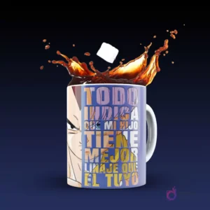 Taza blanca sublimada con Vegeta de Dragon Ball y la humorística frase 'Todo indica que mi hijo tiene mejor linaje que el tuyo' en un diseño de texto, con chorro de café y cubo de azúcar, sobre fondo azul y morado.