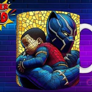 Taza sublimada con Black Panther abrazando a un bebé, diseño en tonos azules estilo vidriera 'Super Dad'