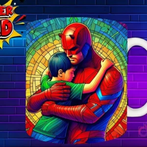 Taza sublimada con Daredevil y su hijo abrazándose, diseño rojo y urbano estilo vidriera 'Super Dad'