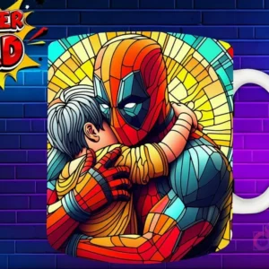 Taza sublimada con Deadpool abrazando a su hijo por detrás, diseño vidriera cálida 'Super Dad'