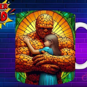 Taza sublimada con La Mole (The Thing) abrazando a su hija en estilo vitral, diseño 'Super Dad'