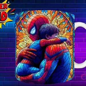 Taza sublimada con Thor abrazando a su hijo con mirada tierna, diseño 'Super Dad' con ventana de fondo