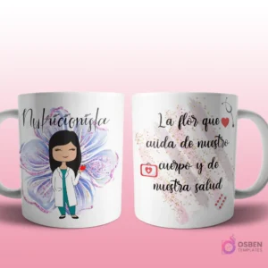 Mug mockup con diseño de terapeuta ocupacional caricaturizada de cabello rubio con bata de laboratorio, sosteniendo una planta, sobre fondo de flor de loto rosa con brillos y frase 'La flor que ayuda a encontrar el camino de la posibilidad y la realización'.