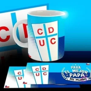 Taza sublimada con el escudo de Universidad Católica (CDUC) y la frase 'Para el Mejor Papá del Mundo', acompañada de las plantillas digitales superpuestas, sobre un fondo azul claro con el logo del equipo.