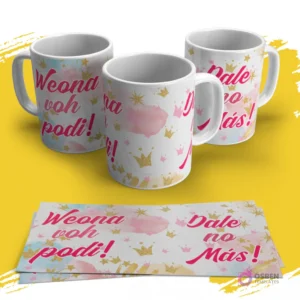 Tres tazas blancas con un diseño de coronas doradas y rosas sobre un fondo pastel, con las frases 
