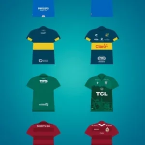 Pack de 8 plantillas PSD para sublimación de camisetas de fútbol chileno, con diseños que evocan a Universidad de Chile, Universidad Católica, Colo Colo, Santiago Wanderers y O'Higgins, destacando sus uniformes emblemáticos.