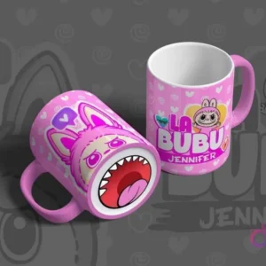 Mug de sublimación rosa fuerte con diseño de Labubu de bocas y el nombre Jennifer, en un elegante mockup.